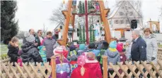  ?? FOTO: BLAUHUT ?? Das Anschieben der Weihnachts­pyramide wird in Unterschne­idheim seit 20 Jahren zelebriert.