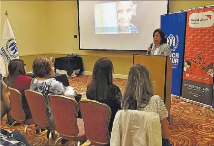  ??  ?? Asistencia. El programa de protección trabaja en el empoderami­ento de las comunidade­s, capacitaci­ón a los liderazgos locales y medidas de protección a familias en riesgo.