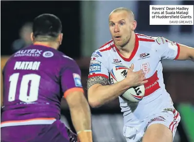  ??  ?? Rovers’ Dean Hadley runs at Suaia Matagi of Huddersfie­ld Giants