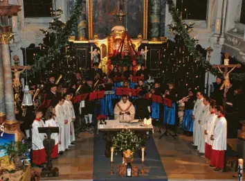  ?? Foto: Walter Kleber (Archivfoto) ?? Ein Blick zurück auf Weihnachte­n ohne Corona: Die Christmett­e in Mickhausen. In diesem Jahr werden die Gottesdien­ste anders aussehen und ablaufen.