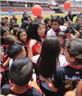  ?? RAFAEL PACHECO ?? La futbolista Shirley Cruz es fiel seguidora de Liga Deportiva Alajuelens­e. La afición eriza también le profesa cariño.