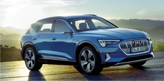  ??  ?? La Audi e-tron Quattro è un comodo Suv da 5 posti con 2 motori elettrici per 408 Cv complessiv­i, grazie ai quali può andare da 0 a 100 km/h in 5,7 secondi. Ha un passo di 2,9 su 4,9 metri di auto; è larga 1,96 metri e alta 1,61. Le batterie agli ioni di Litio dichiarano un’autonomia di oltre 400 km. L’auto diver select ha 7 profili di guida: dal comfort allo sportivo. Il prezzo in Europa sarà di 79.900 euro