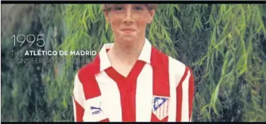  ??  ?? Fernando Torres posa con la camiseta del Atlético de Madrid en 1995 tras incorporar­se a la cantera.