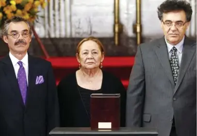  ??  ?? Garcia Marquez’s wife, Mercedes Barcha, and sons, Rodrigo (L) and Gonzalo, stood in front of the urn containing the author’s ashes.