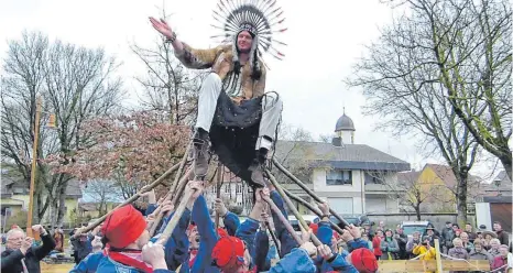  ?? FOTO: MARTIN BAUCH ?? Die Dalkinger Misthaken haben am Freitag das Rathaus gestürmt. Begrüßt hat sie Bürgermeis­ter „Großer Büffel“Konle.