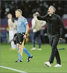  ?? FOTO: EFE ?? Luis Enrique, dando instruccio­nes anoche en el duelo de Montjuïc