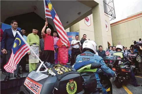  ??  ?? NAJIB melepaskan konvoi bermotor ‘Ride to Hajj 2016’ di Menara Dato' Onn, Pusat Dagangan Dunia Putra (PWTC), semalam.