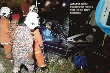  ??  ?? ANGGOTA bomba mengeluark­an mangsa yang tersepit dalam kenderaan.