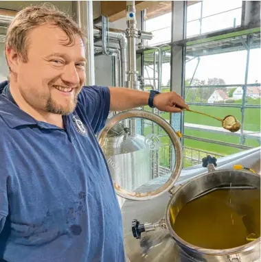  ?? ?? Florian Linder aus Rohrenfels, 43 Jahre, ist der Braumeiste­r bei Juliusbräu. Er braut seit gut einer Woche das Bier mit neuer Technik.