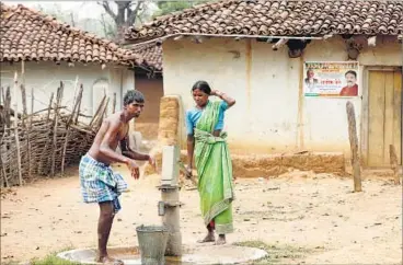  ?? HT PHOTOS: ANSHUMAN POYREKAR ?? (Top) Voters line up outside a polling station in Gadchiroli, one of 11 districts in the arid Vidarbha region of Maharashtr­a. This region’s 10 Lok Sabha constituen­cies went to the polls on Thursday. (Above) Failed crops in this arid region have led to...