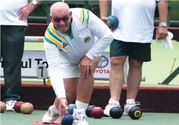  ??  ?? Colin Mills bowls in Saturday pennant at Warragul.