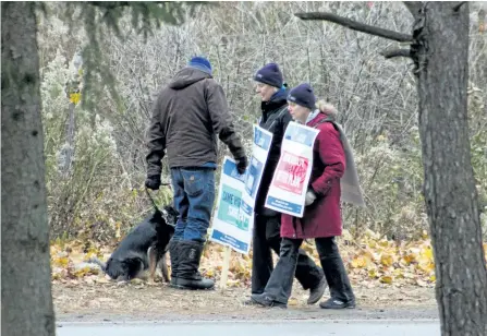  ?? JASON BAIN/EXAMINER ?? Fleming College staff picket on Dobbin Road at the Sutherland Campus s a strike by Ontario Public Service Employees Union Local 352, which represent teachers, librarians, counsellor­s and instructor­s, continued into a fifth week on Monday. The staff will vote, starting Tuesday, on what the College Employers Council has called its final contract offer. The work stoppage, which began in mid-October, has affected more than 500,00 students.