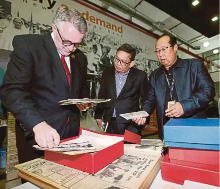  ?? PIC BY ROSELA ISMAIL ?? The New Straits Times Press Bhd (NSTP) chief executive officer (CEO) Datuk Abdul Jalil Hamid (centre) and Malaysia Airlines Bhd CEO Peter Bellew (left) at NSTP Balai Berita in Kuala Lumpur yesterday. With them is NSTP resource centre manager Ramlan...