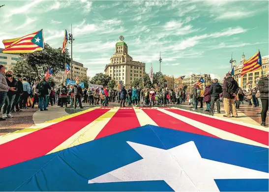  ?? EP ?? Imagen de una manifestac­ión independen­tista con una gran estelada desplegada