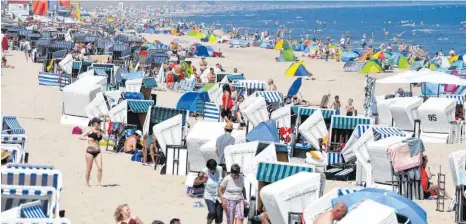  ?? FOTO: STEFAN SAUER/DPA ?? Auch an den Stränden der Osteeinsel Usedom ist es am Wochenende sehr voll geworden.