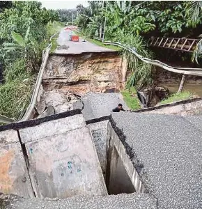  ?? BERNAMA PIC ?? The collapsed bridge leading to the Sungai Klah hot spring yesterday. The Perak Fire and Rescue Department says there are no casualties but hundreds of people are stranded.
