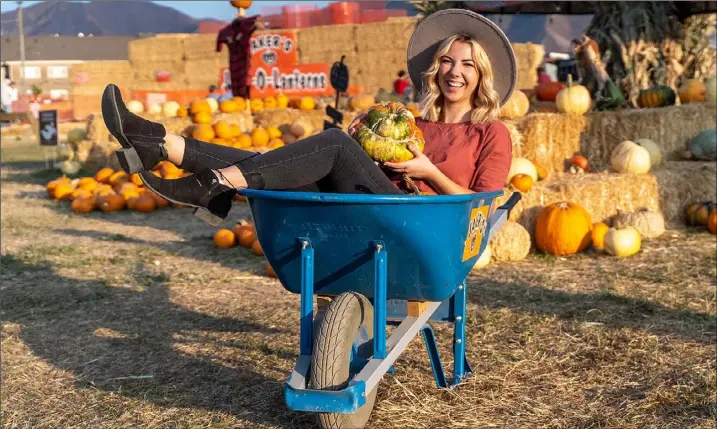  ?? By Pete HansenGian­na ?? Paice is one of many who has enjoyed a great visit to Jaker’s Jack-O-Lanterns in Springvill­e.