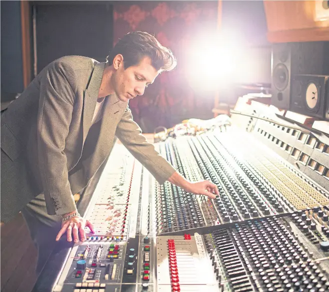  ??  ?? El mercado prefiere cada vez más la habilidad técnica de productore­s como Mark Ronson que talentos creativos entre los músicos