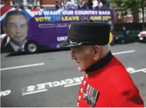  ?? (Neil Hall/Reuters) ?? A CHELSEA PENSIONER passes in front of the UK Independen­ce Party (UKIP) pro-Brexit campaign bus, in London, last week.