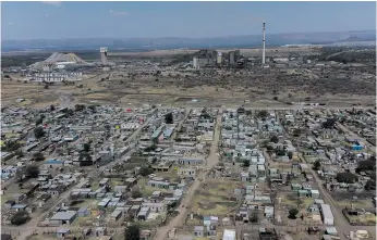  ?? Photo: Shiraaz Mohamed ?? A drone image showing Nkaneng township in Marikana in North West, with the backdrop of Sibanye-Stillwater mine.