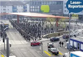  ??  ?? Viele Zugpassagi­ere warteten gestern in Schlieren auf einen Ersatzbus.