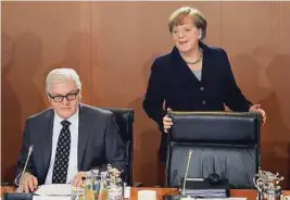  ??  ?? Probleme weglächeln? Angela Merkel und Frank-Walter Steinmeier
