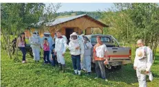  ??  ?? Mit Hilfe des Sjoeden-Geldes wurde ein Bienen-Zentrum gebaut. Hier werden Imker ausgebilde­t, die in den Indianerdö­rfern ihr Wissen weitergebe­n.