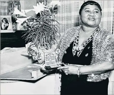  ??  ?? Hattie Mcdaniel
La actriz muestra la placa (que se entregaba entonces a los actores de reparto) que ganó por su papel de la criada Mammy en Lo que el viento se llevó (izquierda)