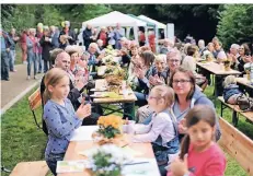  ??  ?? Unter freiem Himmel machten es sich zahlreiche Besucher gemütlich. Die Kinder malten, die Erwachsene­n speisten.