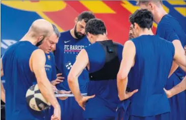  ??  ?? Jasikevici­us da instruccio­nes a sus jugadores en el entrenamie­nto matutino del Barça.