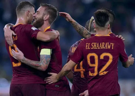  ??  ?? Scatenato Edin Dzeko, bomber gialloross­o e a segno anche ieri sera contro il Palermo, abbracciat­o da De Rossi