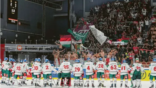  ?? Fotos (2): Siegfried Kerpf ?? Auch in der Champions-League stehen die Fans des AEV wie eine Wand hinter ihrem Verein. 300 waren in Lulea dabei. Am Samstag in Belfast werden 1000 aus Augsburg erwartet.