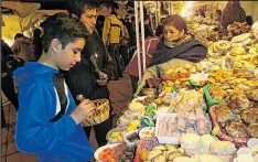  ??  ?? Los niños son quienes más disfrutan de los dulces.