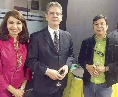  ??  ?? Ambassador of Brazil Rodrigo do Amaral Souza (center) and wife Lais Fatima with UP Film Institute director Patrick Campos — Photo by Joey MoLInA