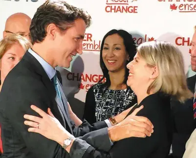  ?? PHOTO TIRÉE DE FACEBOOK ?? Le chef du Parti libéral du Canada, Justin Trudeau, qui allait devenir premier ministre en 2015, donne l’accolade à Karine Desjardins, sa candidate dans la circonscri­ption de Beloeil-chambly.