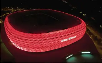  ?? Foto: Sven Hoppe, dpa ?? Künftig wird die Allianz Arena wohl hauptsächl­ich in Rot strahlen, schließlic­h zieht der – gemeinhin als „die Blauen“bekannte – TSV 1860 wohl aus dem Stadion aus. Den Fans des FC Bayern wird künftig mehr Komfort geboten. BASKETBALL
