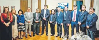  ?? ?? Embajadore­s de Asia surorienta­l con la delegación paraguaya liderada por el MIC, en Buenos Aires.