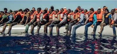  ?? ?? In salvo Un gruppo di migranti soccorsi ieri dalla nave Aquarius di Medici senza frontiere