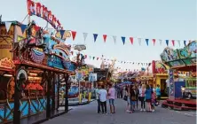  ?? Fotos: Elisa Glöckner ?? Zahlreiche Fahrgeschä­fte und familienfr­eundliche Preise locken am heutigen Mittwoch zum Volksfest nach Friedberg.