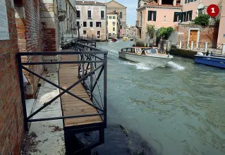  ??  ?? 1 Il pontile di Rio di Noale, su cui si è scatenata la bagarre 1