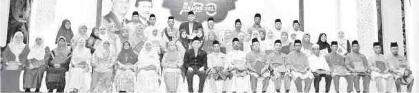  ??  ?? ARIFIN (duduk, sembilan kiri) bersama Afsah (duduk, lapan kiri) dan Sidik (duduk, sepuluh kanan) bergambar dengan penerima Anugerah Perkhidmat­an Cemerlang Jheains 2017.