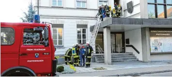  ?? Fotos: Ulla Gutmann ?? Mit der neuen Fluchttrep­pe können sich Menschen im Notfall vom ausgebaute­n Dachgescho­ss auf das Flachdach des Rathauses retten. An der Leiter muss noch nachgebess­ert werden: Sie war ein wenig zu kurz.