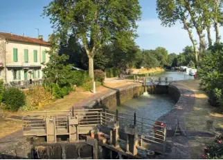  ??  ?? L’écluse (n°11) de Gardouch et son bassin ovoïde. Alors que les trois premières écluses au départ de Toulouse sont
droites, cette forme a finalement été retenue pour le restant du canal, afin de diminuer la poussée des berges. Un choix judicieux aussi d’un point de vue
esthétique…