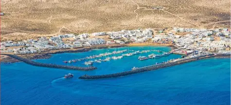  ??  ?? Risco de Famara’da 400 metre yükseklikt­e konumlanan Mirador del Río’dan liman kasabası Caleta del Sebo’nun manzarası.
A view of the port town of Caleta del Sebo from Mirador del Río, situated at a height of 400 meters on Risco de Famara.