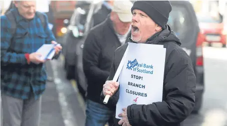  ?? Picture: Kim Cessford. ?? Protesters by the RBS branch in Albert Street, Dundee.