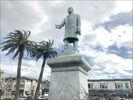  ?? Jaweed Kaleem Los Angeles Times ?? PRESIDENT McKINLEY’S likeness in Arcata’s central plaza is to be removed this year after becoming the target of protests for his role in the slaughter of Native Americans. “They both represent historical pain,” Mayor Sofia Pereira says, likening him to...