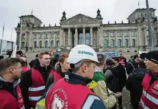  ?? FOTO: DPA ?? Siemens-Beschäftig­te demonstrie­rten gestern vor dem Reichstag in Berlin gegen den geplanten Stellenabb­au.