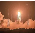 ?? FOTO: MARK SCHIEFELBE­IN/DPA ?? Die Rakete startet vom chinesisch­en Wenchang aus zum Mond.