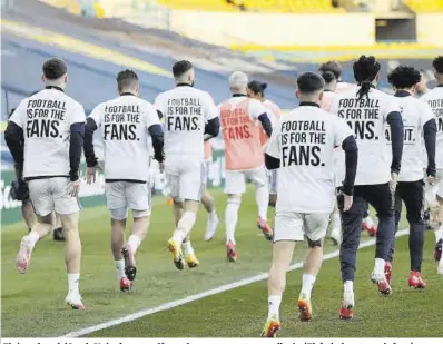  ?? Reuters ?? Els jugadors del Leeds United van escalfar amb una samarreta on es llegia: ’El futbol pertany als fans’.