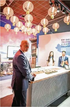  ??  ?? Metro-Chef Olaf Koch am Stand von China, wo sich die Metro mit transparen­ten Lieferkett­en im Markt Vorteile verschaffe­n will.
